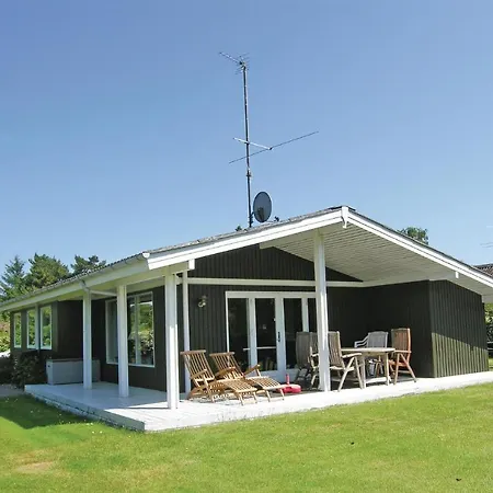 Three-bedroom In Holiday home *